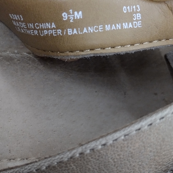 Clarks Women's Sandals in Taupe with Floral Accents - Picture 10 of 12